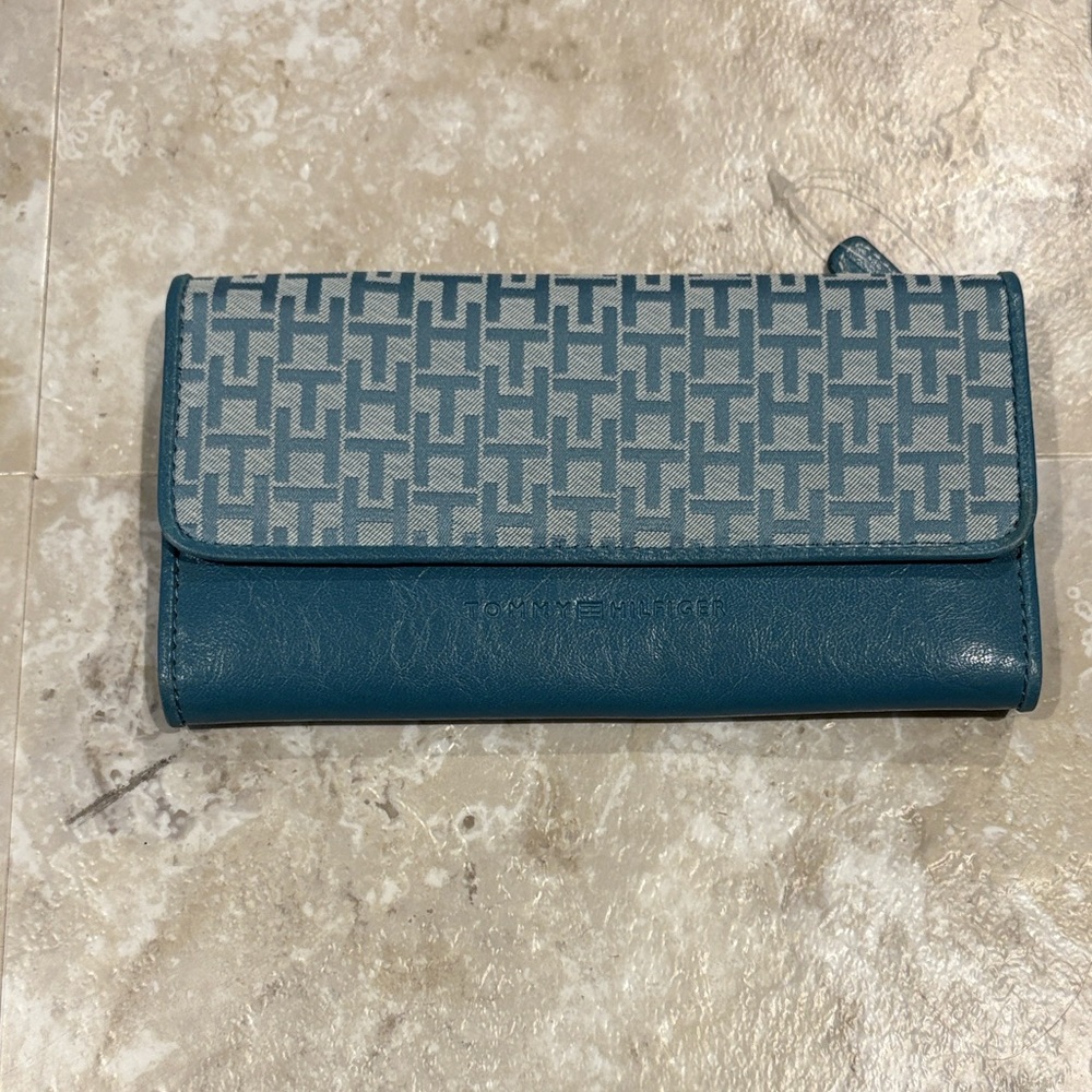 Tommy Hilfiger Signature Tri-Fold Teal and Blue Women's Large Wallet New!